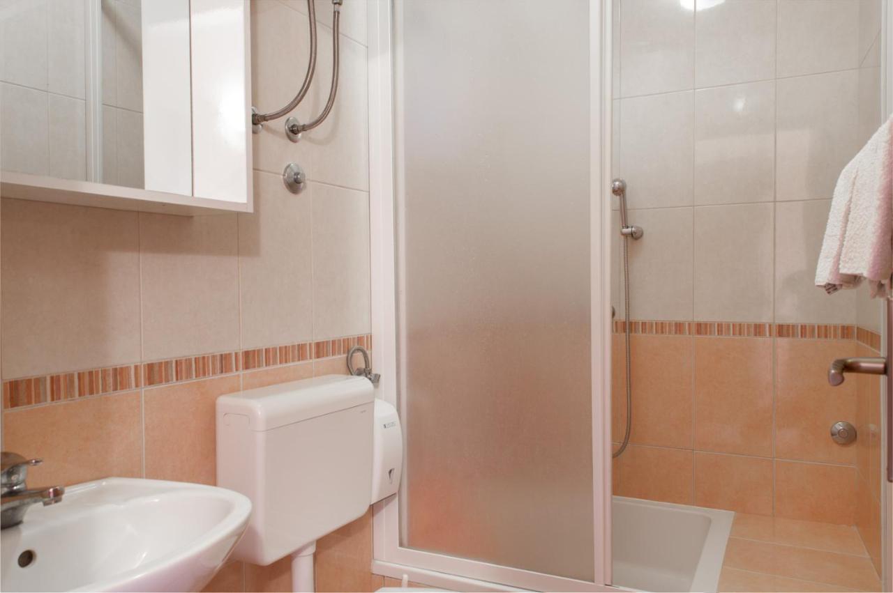 Apartments Promenada - Beachfront Tučepi Kültér fotó