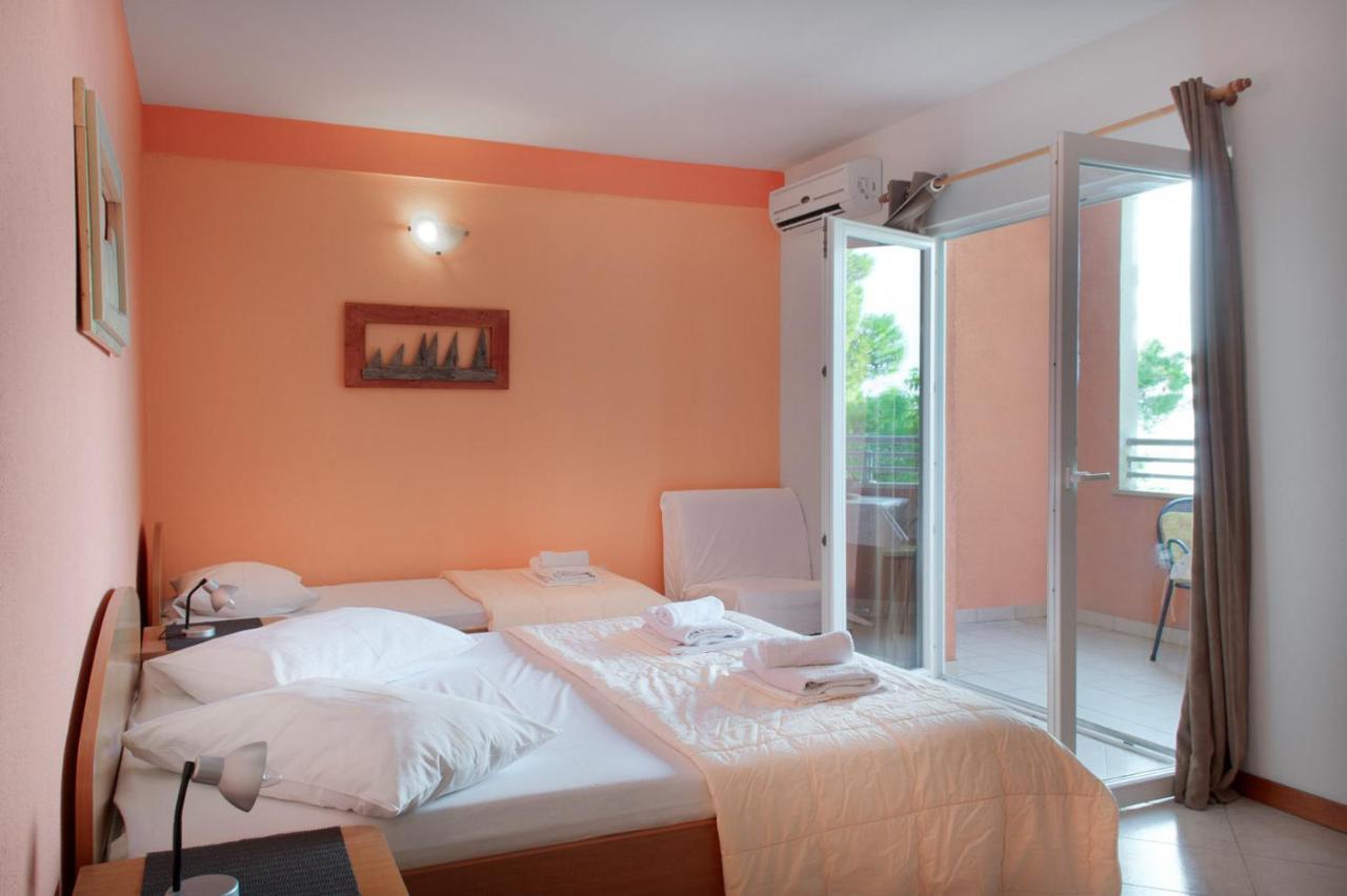 Apartments Promenada - Beachfront Tučepi Kültér fotó