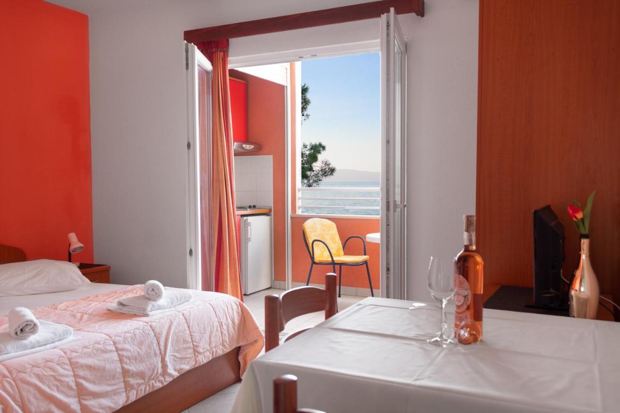 Apartments Promenada - Beachfront Tučepi Kültér fotó