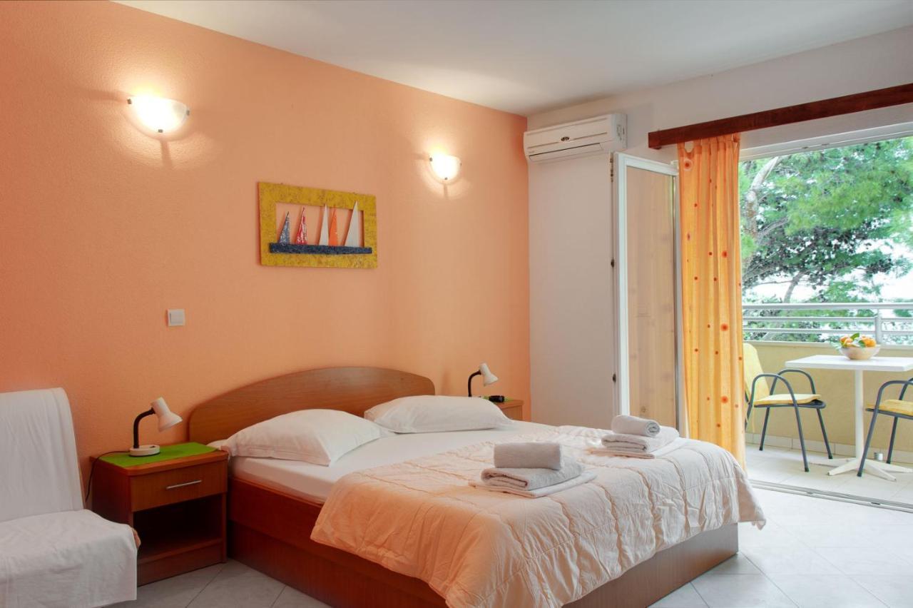 Apartments Promenada - Beachfront Tučepi Kültér fotó