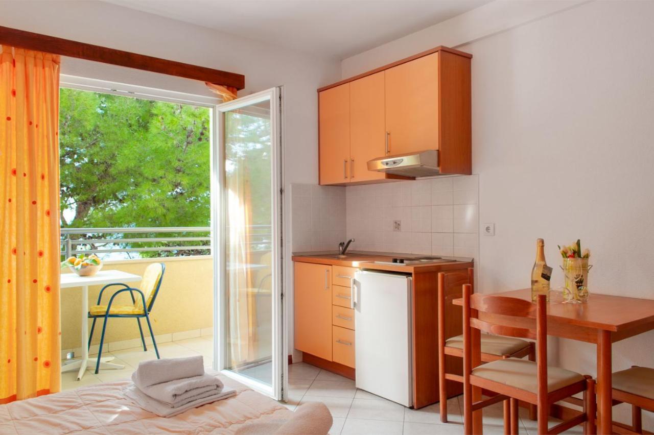Apartments Promenada - Beachfront Tučepi Kültér fotó