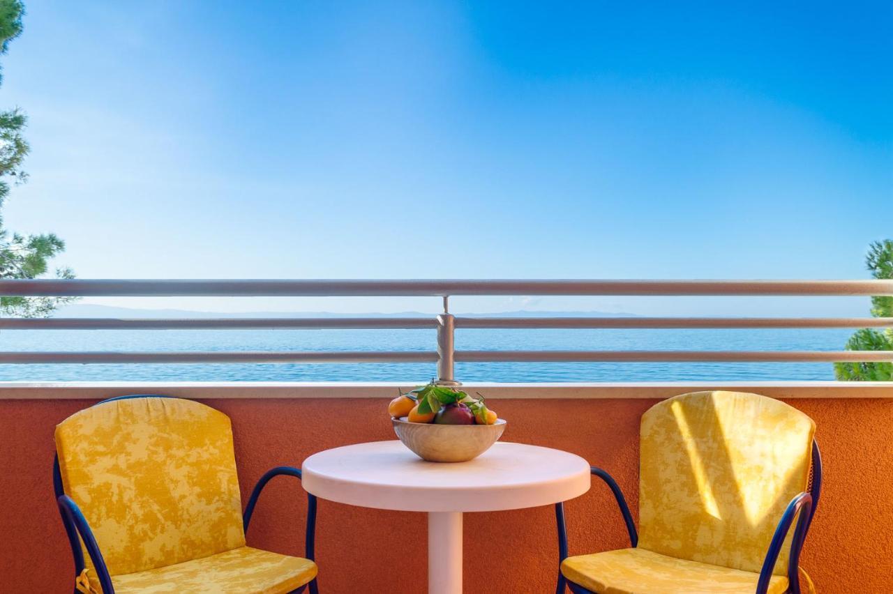 Apartments Promenada - Beachfront Tučepi Kültér fotó