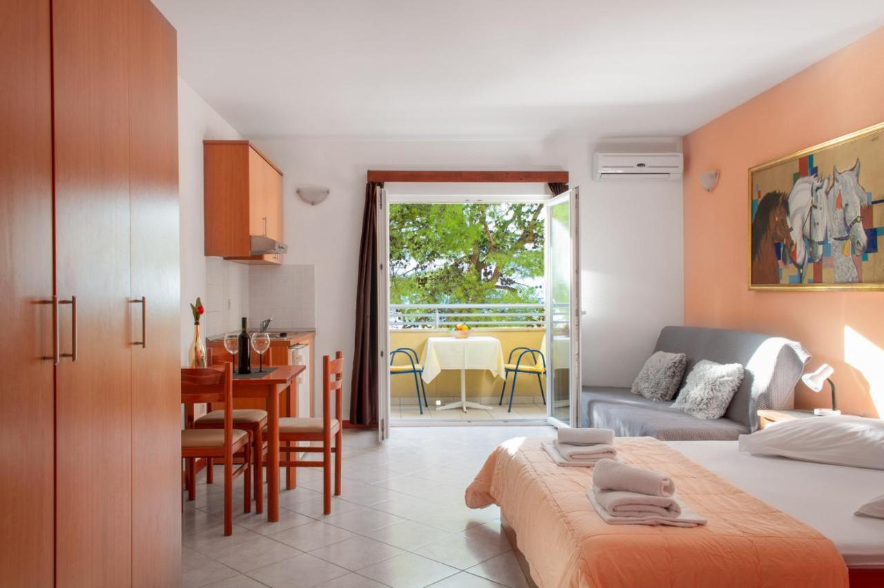 Apartments Promenada - Beachfront Tučepi Kültér fotó