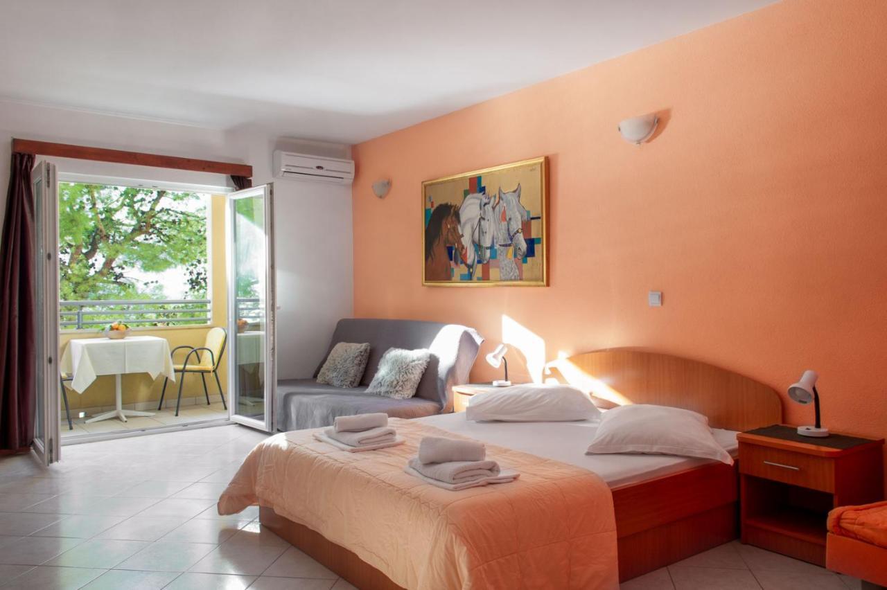 Apartments Promenada - Beachfront Tučepi Kültér fotó